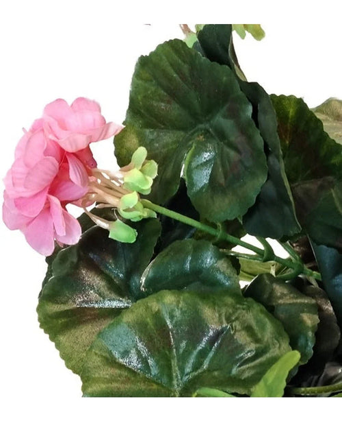 Un primer plano del Geranio Artificial de 40 cm de color rosa, con varias hojas verdes sobre un fondo blanco.