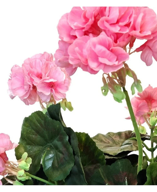 Primer plano de flores rosas de geranio artificial de 40 cm de color rosa brillante con pétalos ondulados y hojas verdes sobre un fondo blanco, que resaltan la belleza realista de este florero artificial.