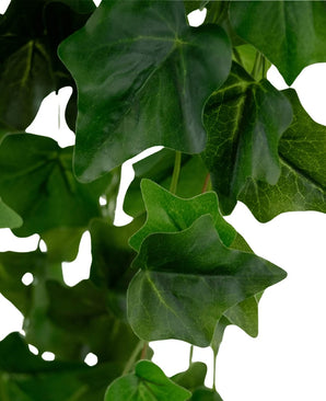 Primer plano de Hiedra Artificial 105 cm verde: exuberantes hojas de hiedra artificial de color verde con venas visibles y una textura ligeramente brillante, superpuestas entre sí sobre un fondo blanco.