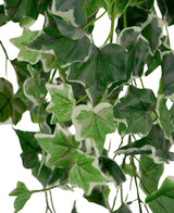 Close-up van Kunst Klimop 130 cm groen/wit, met kunstmatige klimopbladeren met gedetailleerde vormen, aderpatronen en variërende groene tinten met witte randen tegen een witte achtergrond.