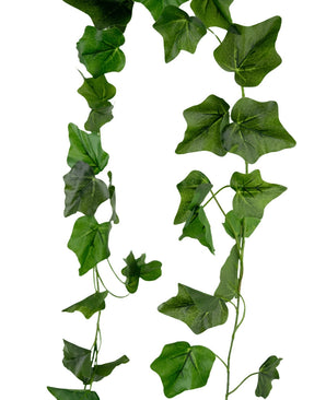 La guirnalda de hiedra artificial verde de 180 cm tiene hojas de hiedra artificiales verdes en forma de corazón sobre tallos finos y rizados que cuelgan sobre un fondo blanco.