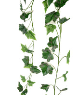 La guirnalda de hiedra artificial de 180 cm verde/blanco tiene dos hileras de hojas de hiedra verdes y blancas realistas de diferentes tamaños con vetas realistas que cuelgan verticalmente sobre un fondo blanco.