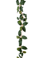 La guirnalda Tradescantia artificial verde 180 cm tiene una planta trepadora larga y colgante con hojas verdes ovaladas y tallos delgados y rojizos, representada sobre un fondo blanco.