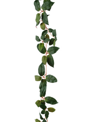 La guirnalda Tradescantia artificial verde 180 cm tiene una planta trepadora larga y colgante con hojas verdes ovaladas y tallos delgados y rojizos, representada sobre un fondo blanco.