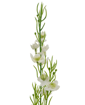 Un primer plano de la maceta de césped artificial Mijo Cebolla de 65 cm retardante de fuego, con tallos verdes con delicadas flores blancas y pequeños capullos, dispuestos verticalmente sobre un fondo blanco liso.
