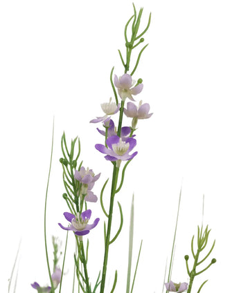 De Kunstgras Gierst Uien graspot 90cm brandvertragend heeft hoge groene stelen met slanke bladeren en kleine, vijfbladerige paarse en witte bloemen verspreid langs de stelen, prachtig weergegeven tegen een witte achtergrond.