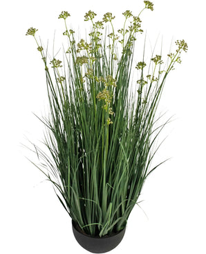 La maceta de hierba artificial con flor de puerro y cebolla de 100 cm retardante de fuego tiene hojas largas y delgadas que parecen hierba verde y pequeños racimos de flores de color amarillo verdoso en una maceta negra redonda, sobre un fondo blanco.