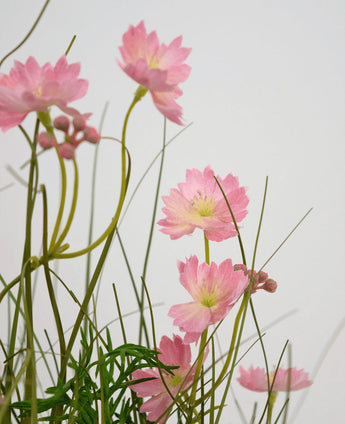 La maceta de hierba artificial con forma de cebolla y flor de Gesang rosa de 56 cm retardante de fuego tiene delicadas flores rosadas con esbeltos tallos verdes y hojas estrechas, dispuestas sobre un fondo claro para lograr un efecto suave y aireado.