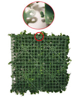 De Kunsthaag varen/conifeer 50x50 cm heeft een groen plastic raster met kunstbladeren; een inzetcirkel toont het in elkaar grijpende klikmechanisme op de rand van het paneel, ideaal om een weelderige kunsthaag buiten te creëren.