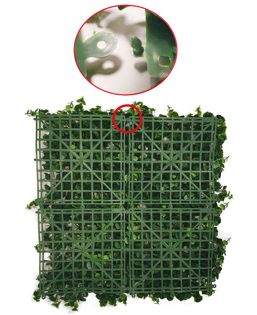 Cuatro paneles de plástico verde ignífugo de Artificial Hedge Savanne de 100x100 cm con hojas artificiales están conectados entre sí, como se muestra con un primer plano del mecanismo de interconexión con el que se unen los paneles entre sí.