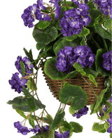 La Begonia Artificial Púrpura en Cesta UV de 70 cm presenta vibrantes flores de Begonia artificiales de color púrpura y exuberantes hojas verdes, que caen elegantemente en cascada desde una canasta tejida marrón para una exhibición realista y llamativa.