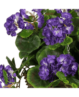 Un primer plano de la Begonia artificial violeta en canasta UV de 70 cm, con vibrantes flores de Begonia artificial de color púrpura con hojas verdes en una canasta colgante.