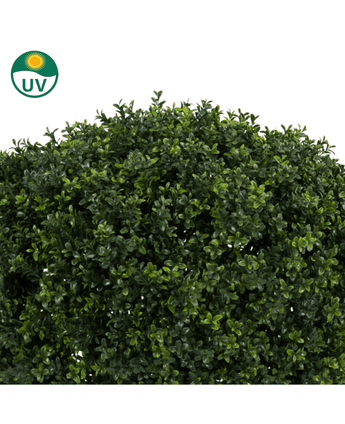 Un primer plano de la planta de boj artificial con tallo estilo romano UV 95 cm muestra hojas artificiales densas y de color verde brillante. Un símbolo de protección UV en la parte superior izquierda resalta la idoneidad para uso en exteriores.