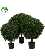 El Boj Artificial sobre tallo estilo romano UV 95cm tiene tres árboles topiarios artificiales con follaje verde denso y redondo en macetas negras, agrupados sobre un fondo blanco. Un icono de UV indica que son resistentes a los rayos UV.