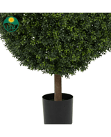 Un primer plano del boj artificial con tallo estilo romano UV 95 cm muestra densas hojas verdes y un tallo marrón en una maceta cilíndrica negra. En la esquina superior izquierda aparece un símbolo con protección UV con un sol y el texto "UV".