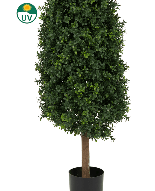 La Planta Artificial Boj Pirámide UV 120 cm tiene densas hojas verdes en una maceta negra. En la esquina superior izquierda hay un símbolo de protección UV sobre un fondo blanco.