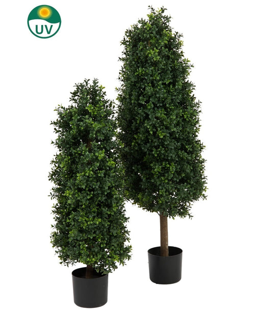 Dos árboles artificiales en forma de pirámide de boj UV de 120 cm con hojas densas de color verde oscuro en macetas negras se muestran uno al lado del otro. Sobre las plantas artificiales, sobre un fondo blanco, se encuentra un símbolo verde de protección UV.