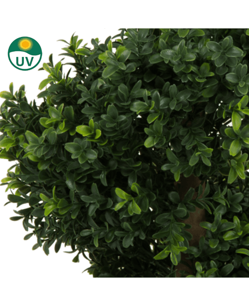 Primer plano de hojas densas y verdes del Buxus Espiral Artificial estilo romano UV 90cm, con un pequeño icono verde de UV en la esquina superior izquierda con un sol y las letras UV.