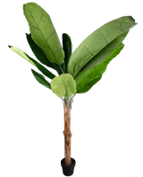 De Kunstplant Bananenboom 180 cm is een hoge kunstbananenplant met grote groene bladeren en een bruine stam in een kleine zwarte pot, afgebeeld tegen een effen witte achtergrond.