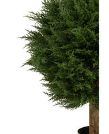 Un primer plano de la Planta Artificial Conifer Deluxe UV 80 cm, una planta artificial de hoja perenne en maceta con hojas densas de color verde oscuro y un tronco marrón, sobre un fondo blanco.