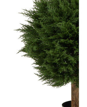 Un primer plano de la Planta Artificial Conifer Deluxe UV 80 cm, una planta artificial de hoja perenne en maceta con hojas densas de color verde oscuro y un tronco marrón, sobre un fondo blanco.