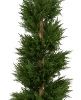 La Planta Artificial Conífera Espiral UV 120 cm es un ciprés verde artificial alto con hojas densas en forma de agujas y un tronco marrón visible, fotografiado sobre un fondo blanco.