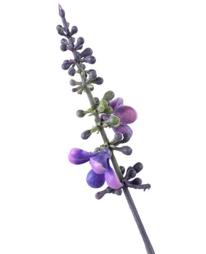 La lavanda artificial de 51 cm en maceta decorativa tiene un único tallo alto con pequeños capullos redondos de color violeta y verde y flores dispuestas verticalmente sobre un fondo blanco.