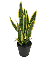 De Kunstplant Sansevieria Laurentii 44 cm heeft lange, rechtopstaande groene bladeren met gele randen en wordt geleverd in een decoratieve pot, tegen een effen witte achtergrond.