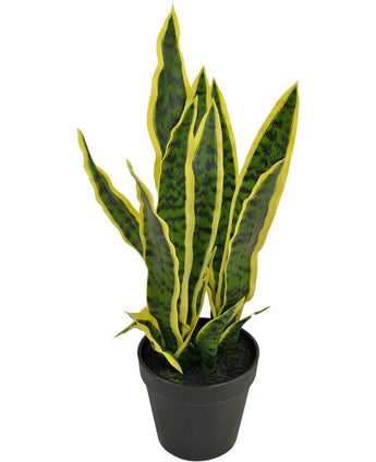 De Kunstplant Sansevieria Laurentii 44 cm heeft lange, rechtopstaande groene bladeren met gele randen en wordt geleverd in een decoratieve pot, tegen een effen witte achtergrond.