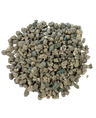 Un montón suelto de pequeñas piedras volcánicas irregulares de color gris y verdoso procedentes de una bolsa de 10 litros sobre un fondo blanco.