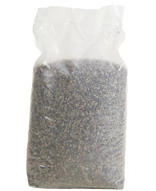 Una bolsa de 10 litros de "Volcanic Pebbles" llena de pequeños guijarros volcánicos grisáceos, sellados en la parte superior y de pie sobre un fondo blanco liso.