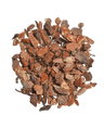Una pila de material de relleno corteza de árbol-corteza de madera 15L, que consiste en astillas de corteza de árbol secas de color marrón, está dispuesta en forma circular sobre un fondo blanco.