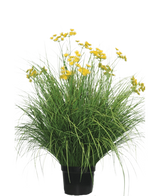La Planta de Césped Artificial Asteraceae 100 cm retardante de fuego tiene hojas largas y estrechas y racimos de flores de color amarillo brillante en tallos altos. Esta planta que no requiere mantenimiento luce hermosa en cualquier interior sobre un fondo blanco.