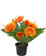 De Kunstplant Gerbera UV 28 cm oranje heeft kunstmatige oranje en gele margrietachtige bloemen met groene bladeren in een zwarte pot, perfect om elke ruimte op te fleuren.