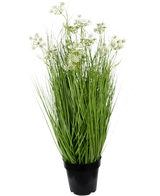 Las flores de raíz de césped artificial, césped de cebolla de 90 cm, retardante de fuego, tienen hojas verdes largas y delgadas y delicados racimos de flores blancas en una maceta, sobre un fondo blanco liso.