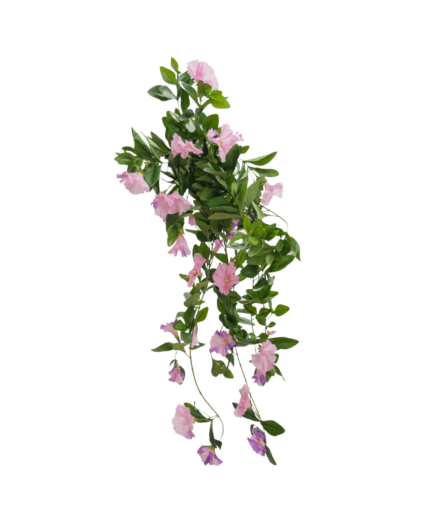 La planta colgante artificial Petunia 70 cm tiene hojas verdes y flores violetas en forma de trompeta sobre un fondo liso blanco.