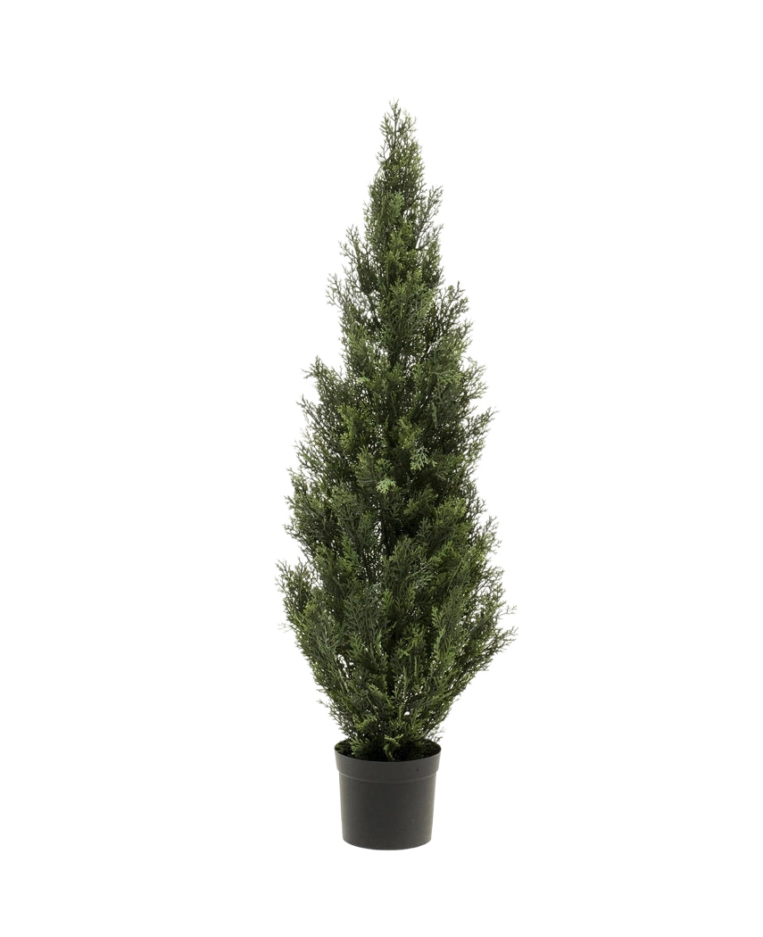 La Planta Artificial Conífera UV 120 cm, un árbol de hoja perenne verde artificial, alto y estrecho, con densas hojas verdes en una pequeña maceta negra, se muestra sobre un fondo blanco liso.