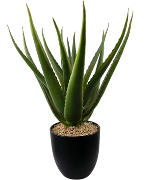 Un primer plano de la planta artificial Aloe Vera de 45 cm muestra hojas gruesas, verdes y espinosas en una maceta negra llena de pequeños guijarros de color marrón claro.