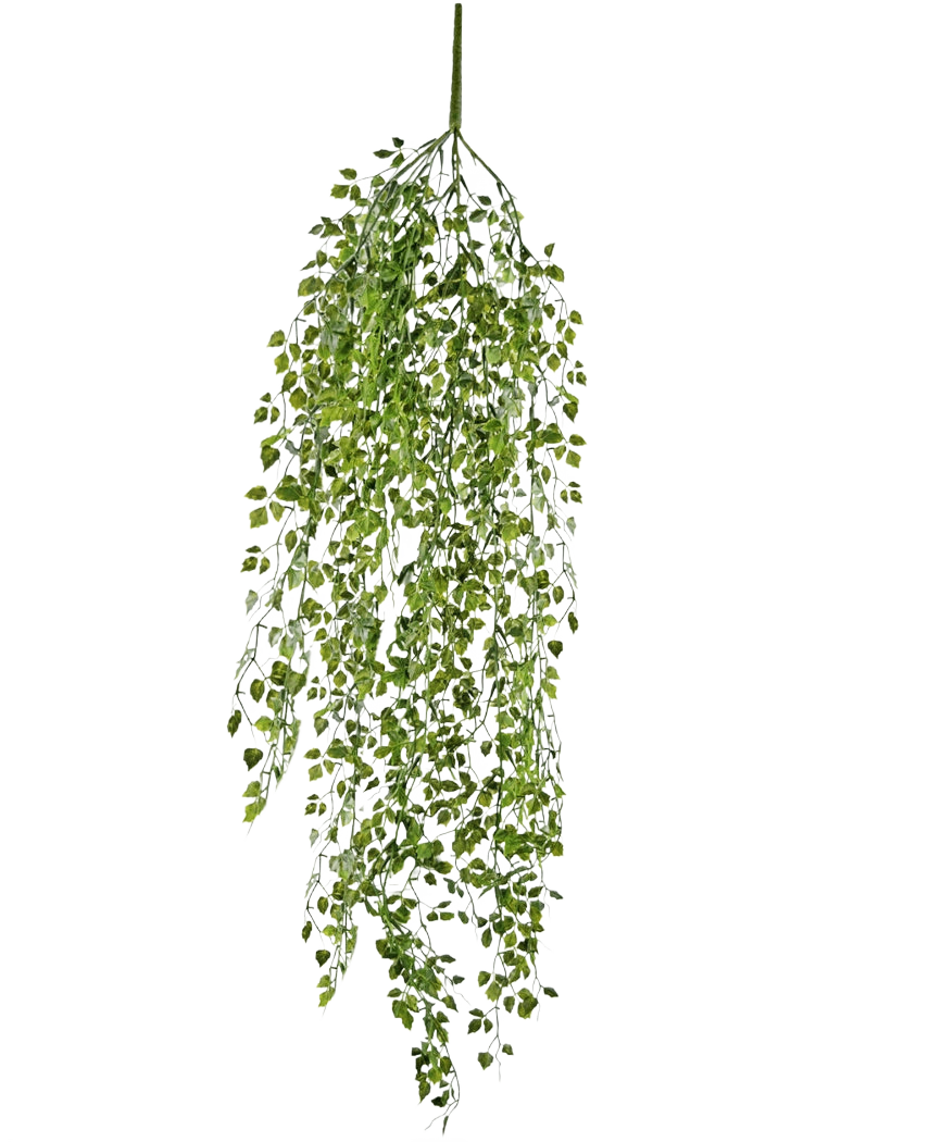La planta colgante artificial mini hiedra de 91 cm tiene hojas verdes en tallos finos sobre un fondo blanco liso.