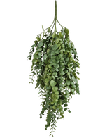 De Kunst hangplant Eucalyptus 76 cm is een levensechte kunst hangplant met trapsgewijze groene bladeren aan meerdere stelen, tegen een witte achtergrond.