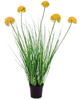 La planta de césped artificial Cebolla ignífuga de 70 cm tiene hojas verdes largas y delgadas y tallos altos con racimos florales redondos de color amarillo, lo que la hace destacar maravillosamente sobre un fondo blanco.