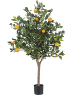 De Kunst sinaasappelboom 120 cm heeft groene bladeren en levendige oranje vruchten tegen een effen witte achtergrond.