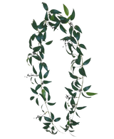 De Kunst Smilax Slinger 180cm is een decoratieve slinger met groene bladeren en kleine donkere bessen, gerangschikt in een ovale vorm op een witte achtergrond.