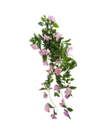 La planta colgante artificial Petunia 70 cm tiene hojas verdes y flores violetas en forma de trompeta sobre un fondo liso blanco.