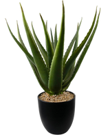 Un primer plano de la planta artificial Aloe Vera de 45 cm muestra hojas gruesas, verdes y espinosas en una maceta negra llena de pequeños guijarros de color marrón claro.