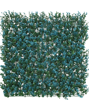 El seto artificial Boj azul 50x50 cm UV es un panel cuadrado con densas hojas verdes y ramos de pequeñas flores azules, que crean una pared de hojas realista o una alfombra decorativa con plantas, visto desde arriba sobre un fondo blanco.