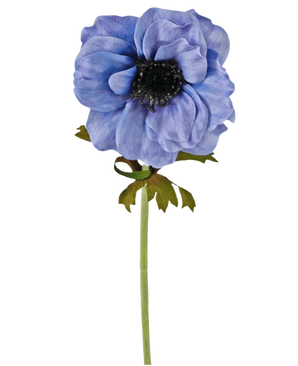 Una única Flor de Anémona Artificial de 35 cm de color azul con pétalos de volantes azules, un corazón oscuro y un tallo verde con algunas hojas sobre un fondo blanco.