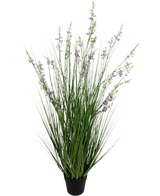 El Bonsái de Césped Artificial Mijo-Cebolla ignífugo de 120 cm tiene hojas altas, delgadas y verdes parecidas a la hierba y tallos largos con delicadas flores de color púrpura en una maceta negra, sobre un fondo blanco.