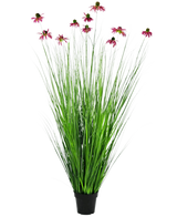 La Planta de Césped Artificial Crisantemo 150 cm ignífugo tiene hojas largas y finas de color verde similar a la hierba y tallos largos con flores de color rosa tipo margarita, presentadas en una maceta sobre un fondo liso blanco.