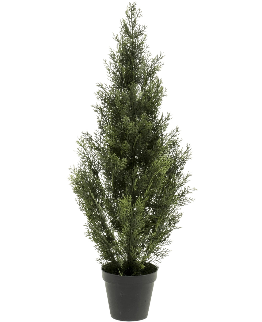 La Planta Artificial Conífera UV 90cm es un pequeño pino artificial con un denso follaje verde en una maceta de plástico negra, de pie sobre un fondo blanco liso.